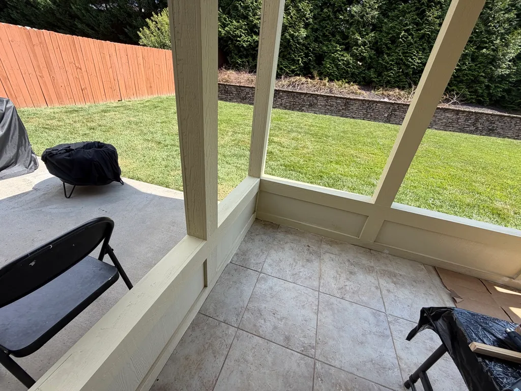 스탑 몰딩 설치 전 정리된 프레임 모서리