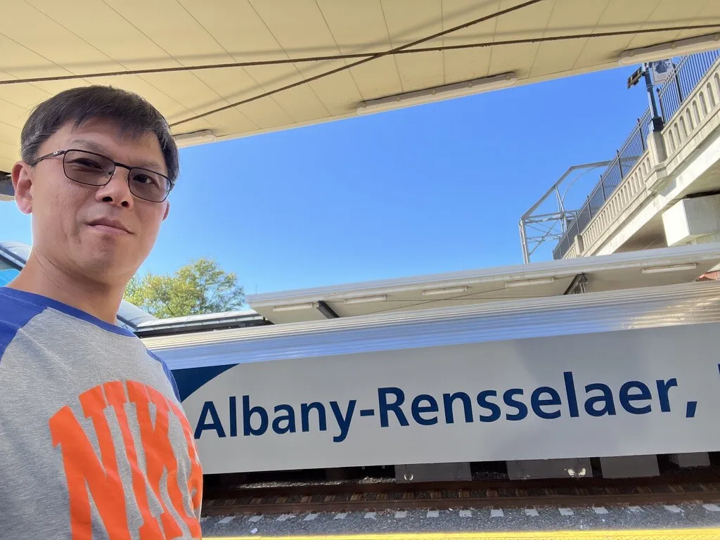 업스테이트 뉴욕의 Albany–Rensselaer 역에 정차한 뉴욕행 열차