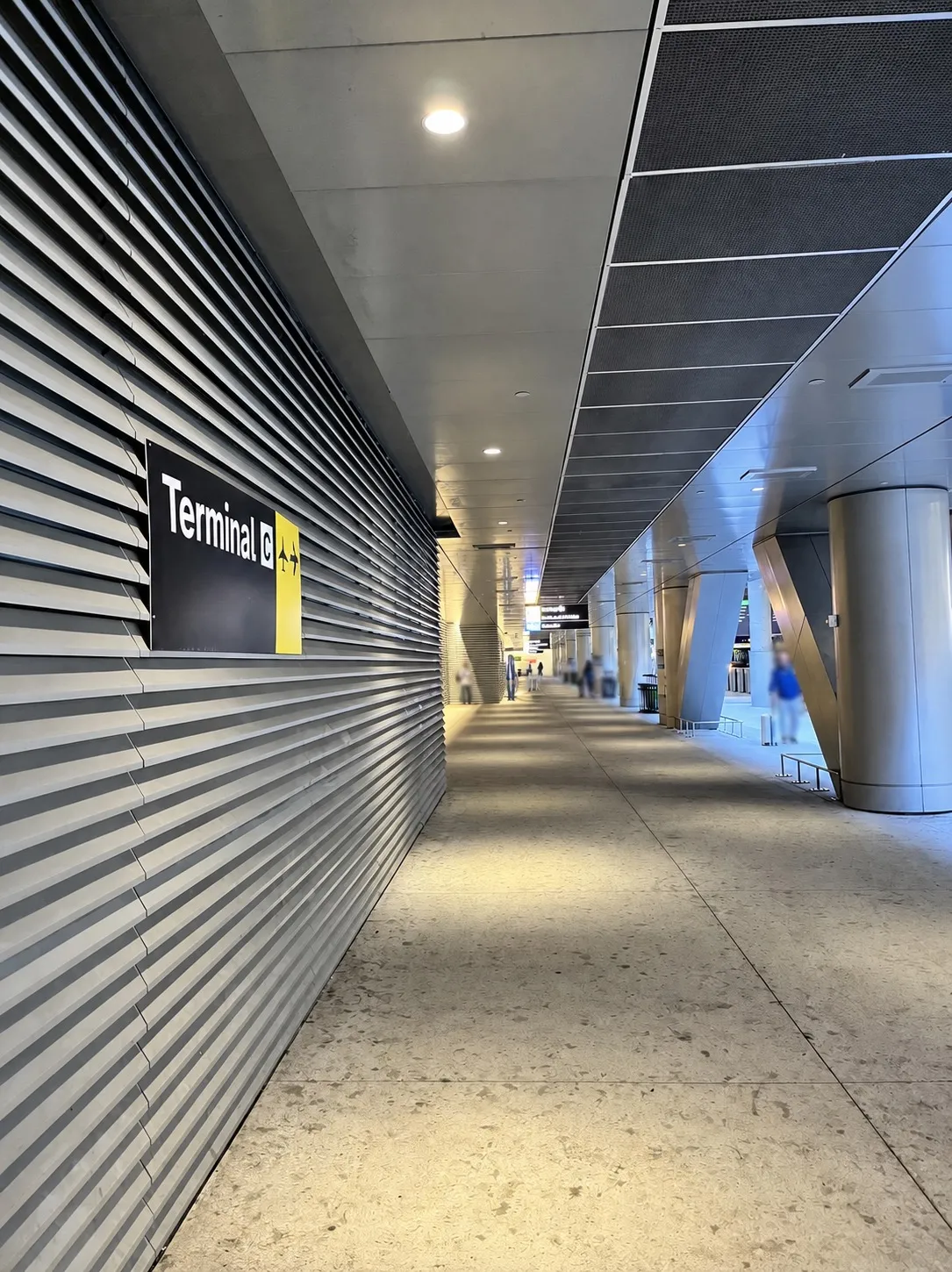라과디아 공항 터미널 C에 도착한 길